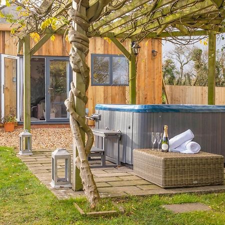 Wisteria View With Hottub & Cabin Sleeps 20 Chippenham  Esterno foto