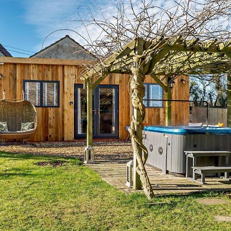 Wisteria View With Hottub & Cabin Sleeps 20 Chippenham  Esterno foto