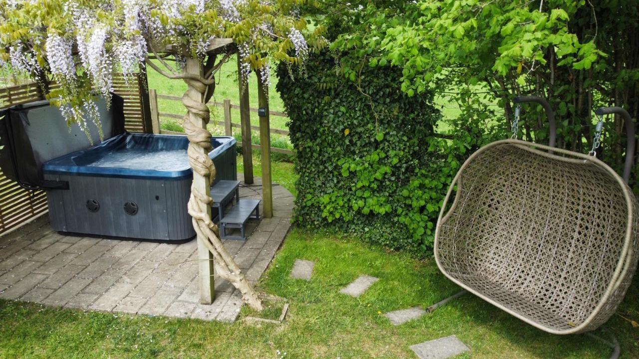 Wisteria View With Hottub & Cabin Sleeps 20 Chippenham  Esterno foto