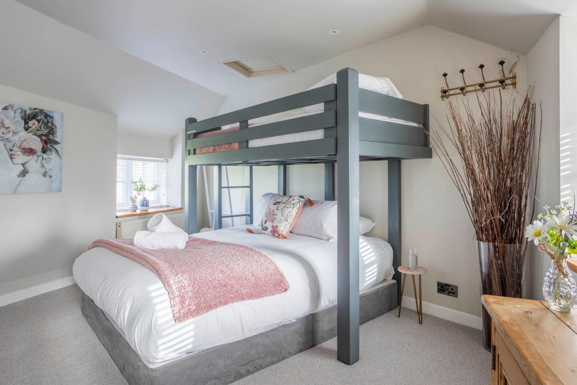 Wisteria View With Hottub & Cabin Sleeps 20 Chippenham  Esterno foto
