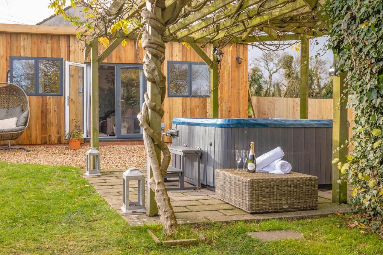 Wisteria View With Hottub & Cabin Sleeps 20 Chippenham  Esterno foto