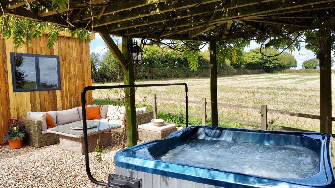 Wisteria View With Hottub & Cabin Sleeps 20 Chippenham  Esterno foto