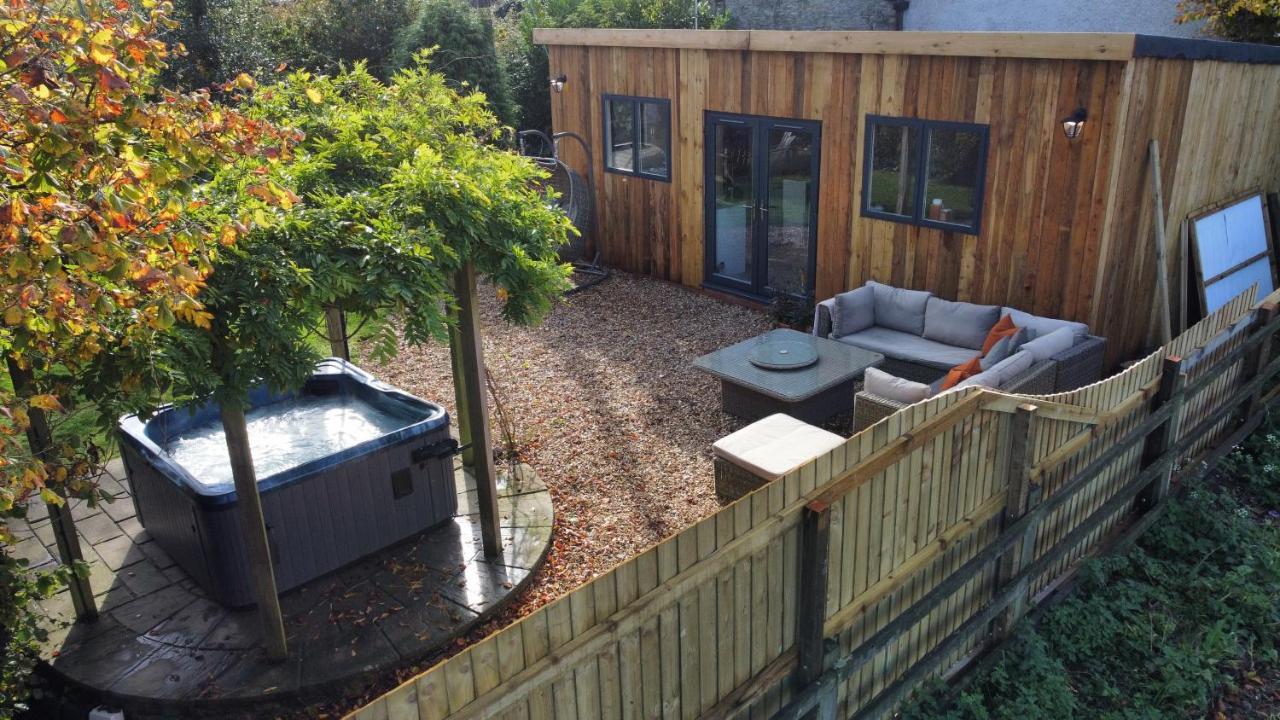 Wisteria View With Hottub & Cabin Sleeps 20 Chippenham  Esterno foto