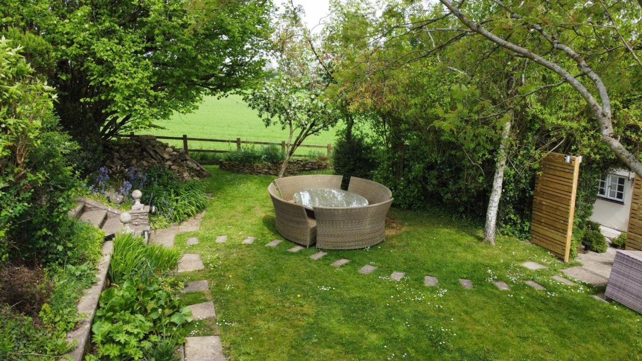 Wisteria View With Hottub & Cabin Sleeps 20 Chippenham  Esterno foto