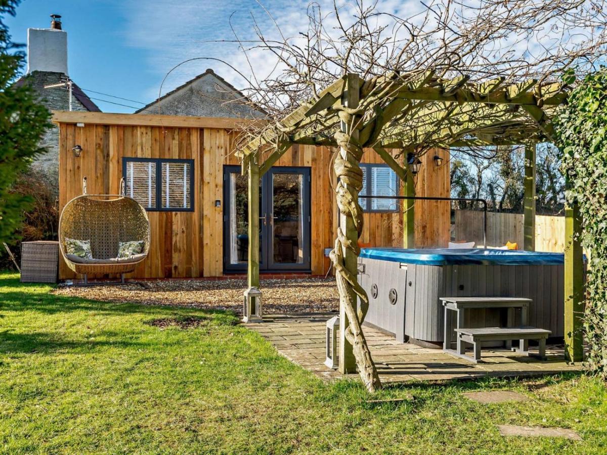 Wisteria View With Hottub & Cabin Sleeps 20 Chippenham  Esterno foto