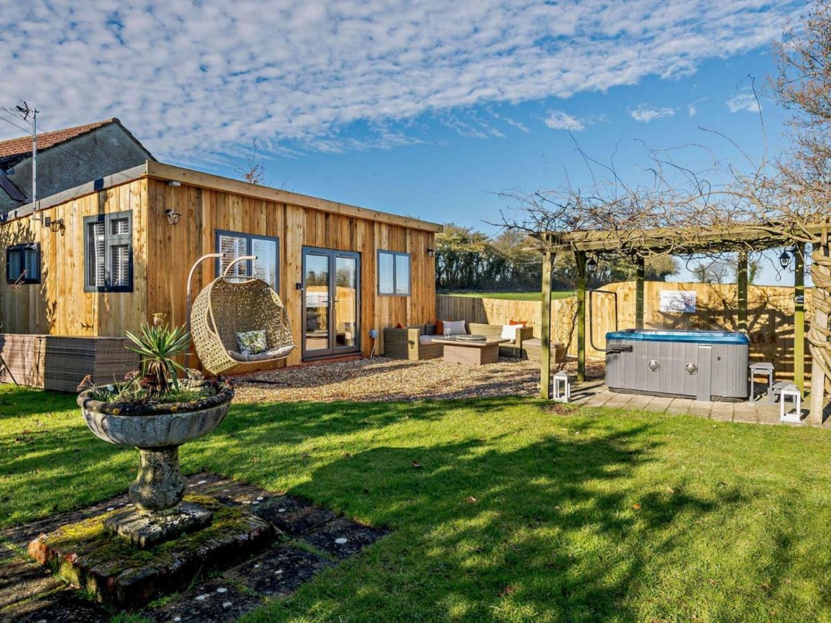 Wisteria View With Hottub & Cabin Sleeps 20 Chippenham  Esterno foto