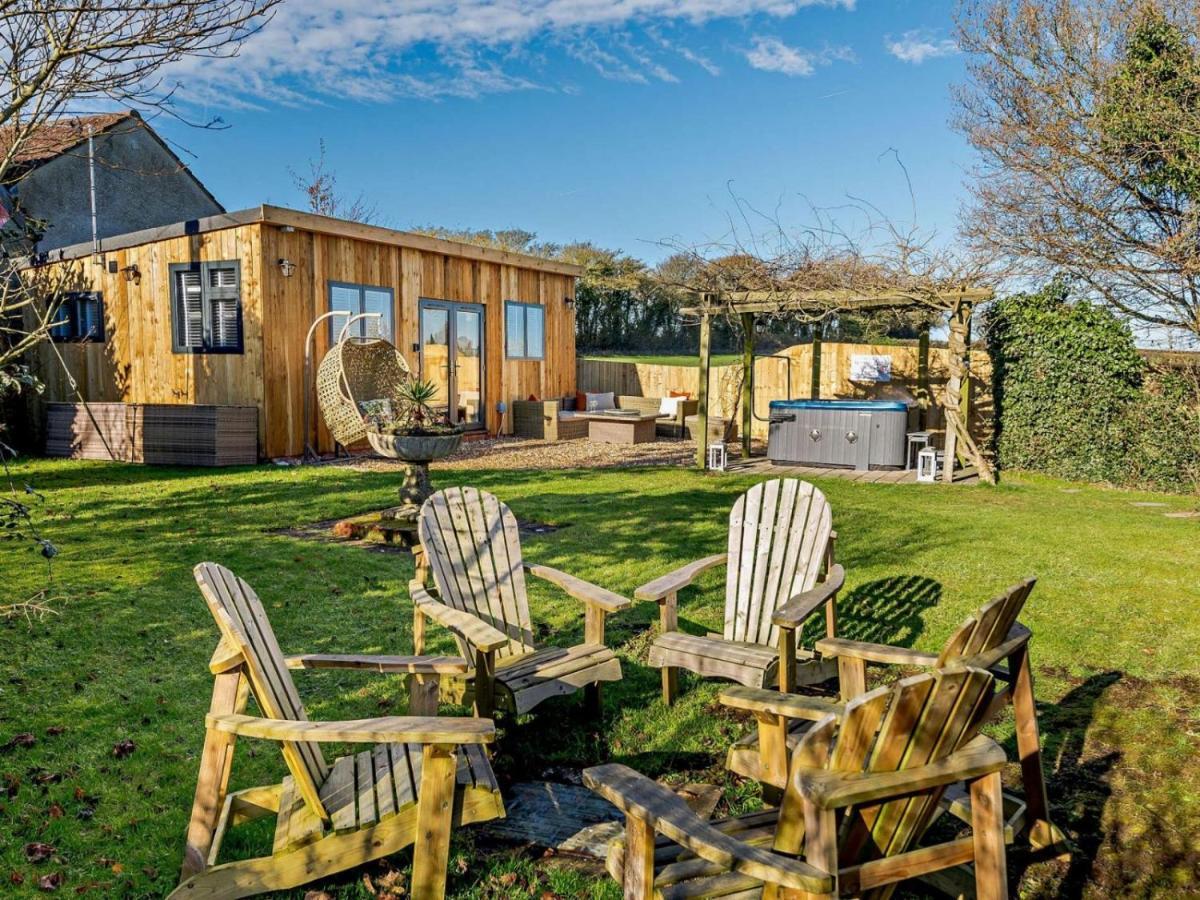 Wisteria View With Hottub & Cabin Sleeps 20 Chippenham  Esterno foto