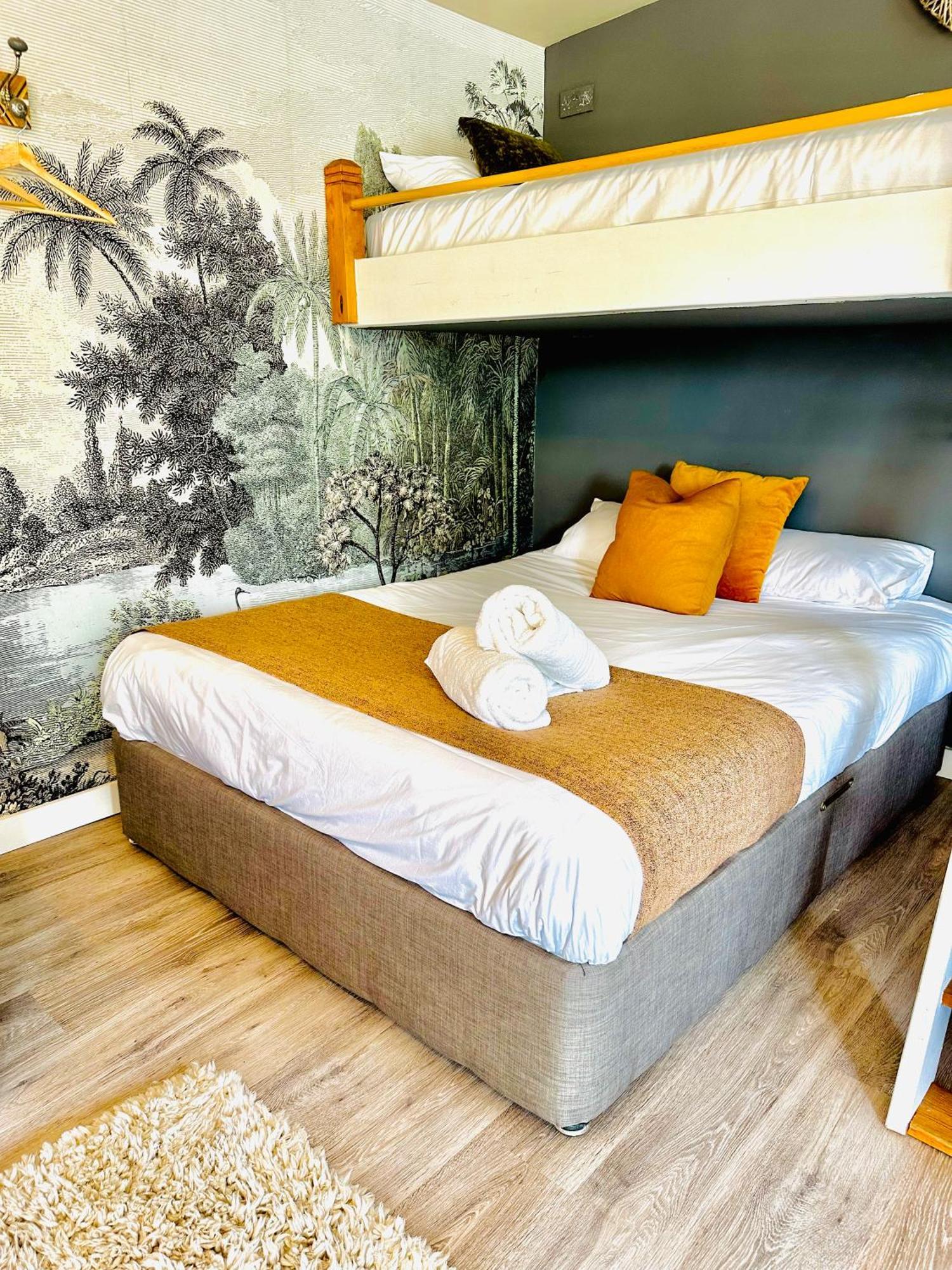 Wisteria View With Hottub & Cabin Sleeps 20 Chippenham  Esterno foto